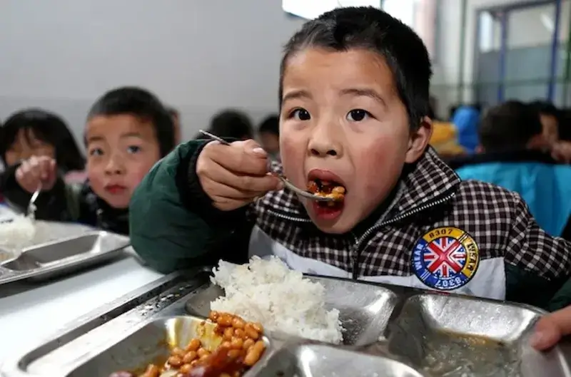 Anak sekolah di China menikmati makan siang gratis bergizi dengan semangat. (Foto:Dok)
