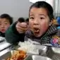 Anak sekolah di China menikmati makan siang gratis bergizi dengan semangat. (Foto:Dok)