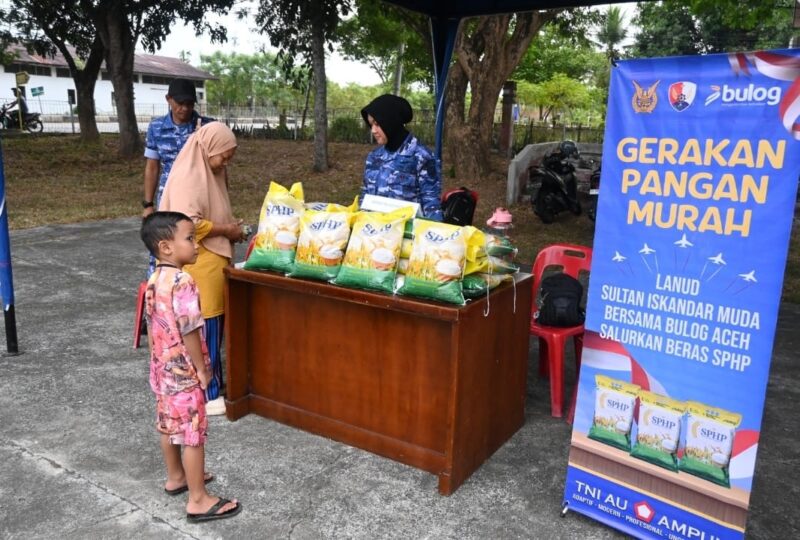 TNI AU Bersama Bulog Aceh Stabilkan Harga Pangan di Aceh Besar, Salurkan Beras Murah.(Foto:Dok/LANUD.SIM)