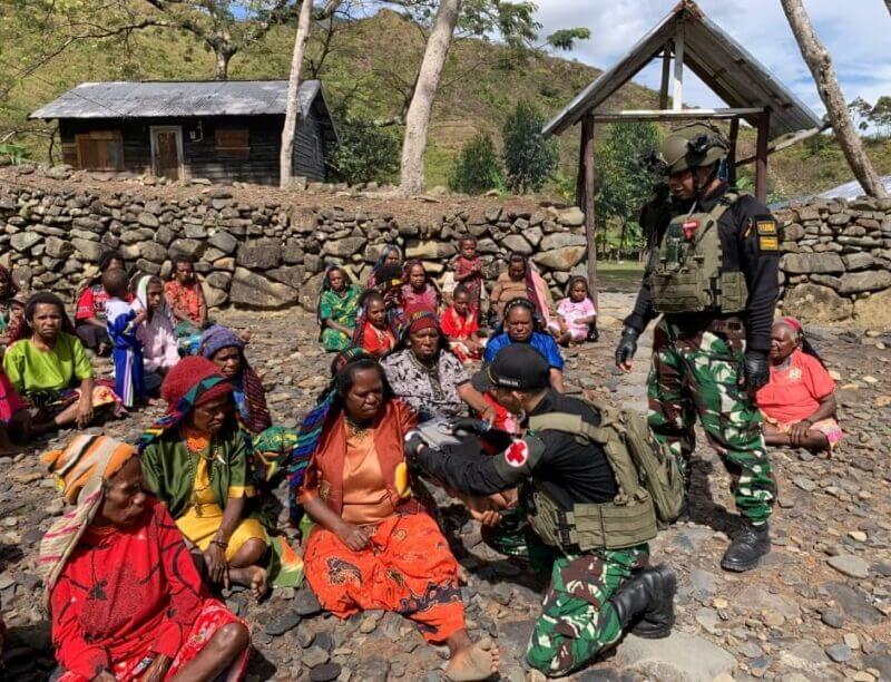 Satgas Yonif 112/DJ Pos Ilu menggelar pengobatan gratis dan membagikan pakaian untuk masyarakat Distrik Ilu, Kabupaten Puncak Jaya, Papua Tengah, Jumat (12/9/2025). (Foto:Dok/KODAM.IM)