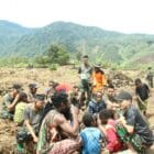 Satgas Yonif 112/DJ bersama warga Puncak Jaya gotong royong buka lahan pertanian pasca-konflik. Pangdam IM apresiasi program ketahanan pangan TNI. (Foto:Dok/KODAM.IM)