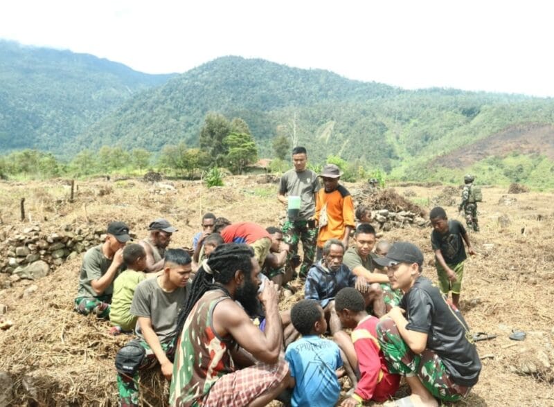 Satgas Yonif 112/DJ bersama warga Puncak Jaya gotong royong buka lahan pertanian pasca-konflik. Pangdam IM apresiasi program ketahanan pangan TNI. (Foto:Dok/KODAM.IM)
