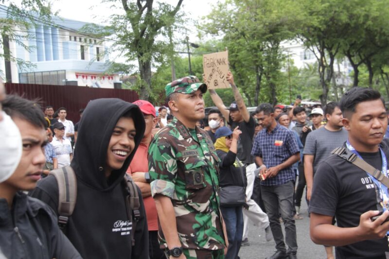 TNI-Polri dan Mahasiswa Bersatu Jaga Kedamaian Aksi di Banda Aceh. (Foto:Dok/KODAM.IM)