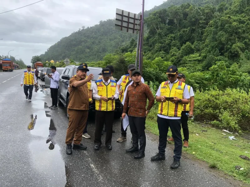 Tim Bappenas meninjau lokasi rencana pembangunan Terowongan Paro–Kulu–Geurutee di Aceh Besar. (Foto:Dok/Adpim)