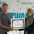 Bharaka Dimas Setiyadi, personel Brimob Polri, menerima penghargaan dari Pemkot Salatiga atas prestasi di bidang keamanan siber. (Foto:Dok)