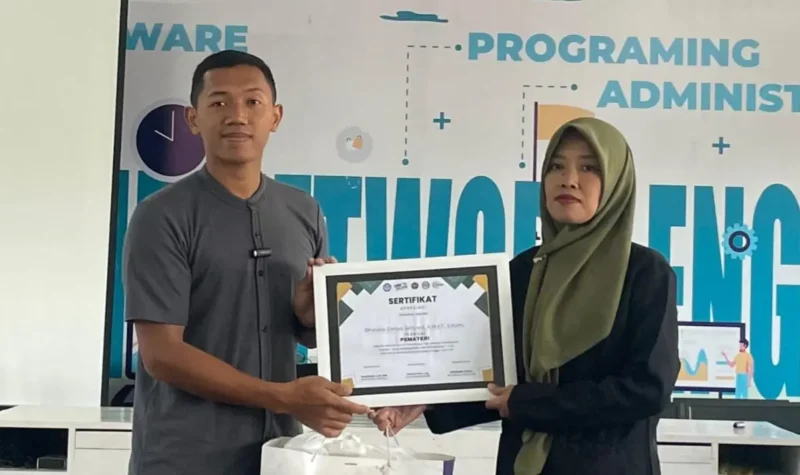 Bharaka Dimas Setiyadi, personel Brimob Polri, menerima penghargaan dari Pemkot Salatiga atas prestasi di bidang keamanan siber. (Foto:Dok)