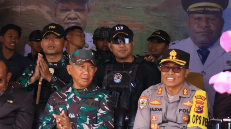 Dansatgas Yonif 112/Dharma Jaya Letkol Inf Fiska Bagus Tri Sunaryanto menghadiri dan mengamankan perayaan HUT ke-29 Kabupaten Puncak Jaya di Lapangan Roh Kudus, Mulia. (Foto:Dok/Kodam IM)