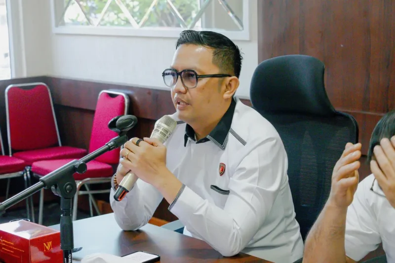 Kombes Pol Zulhir Destrian umumkan penghentian kasus hak siar Vidio.com oleh 19 Warkop di Banda Aceh. (Foto:Dok/Humas Polda)