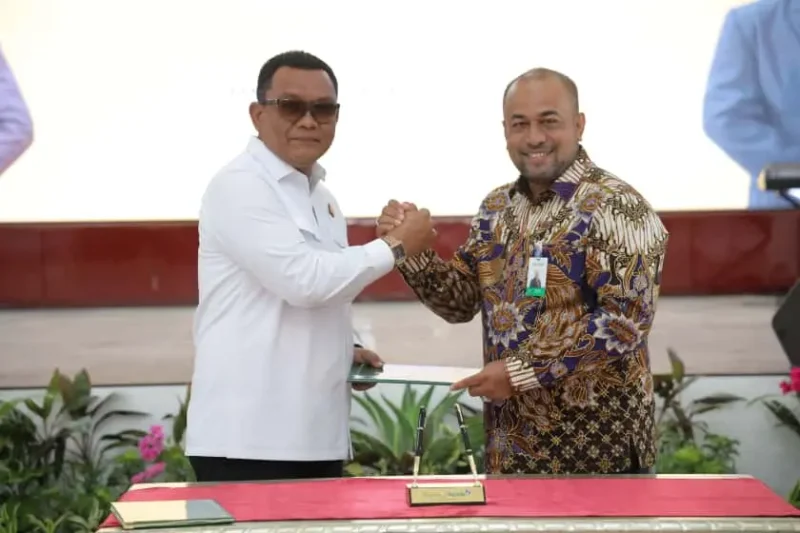 Direktur Utama Bank Aceh Syariah Fadhil Ilyas dan Kajati Aceh Yudi Triadi menandatangani MoU bidang hukum di Aula Kejati Aceh. (Foto:Dok)
/Ist)