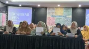Peserta perempuan paralegal lingkungan dari 13 kabupaten/kota berdiskusi di Hotel Rasamala Indah.