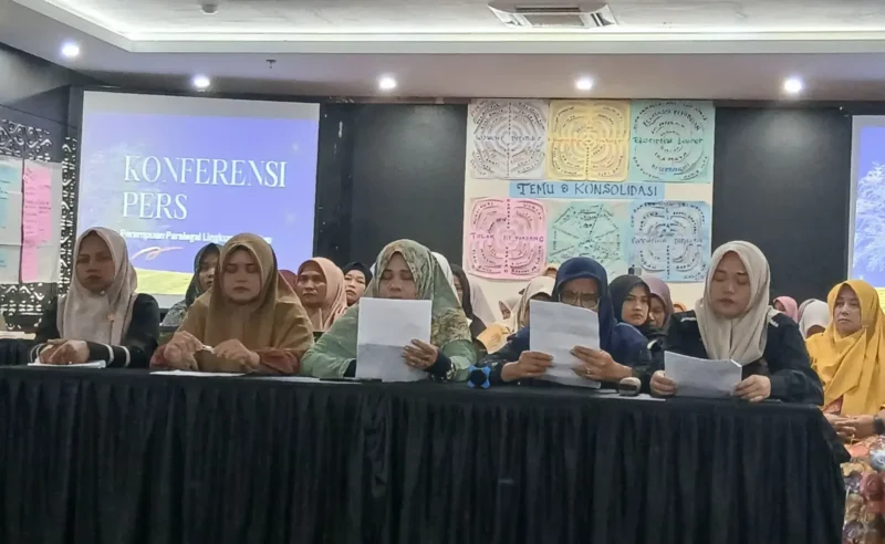 Peserta perempuan paralegal lingkungan dari 13 kabupaten/kota berdiskusi di Hotel Rasamala Indah. (Foto:Dok/Ist)