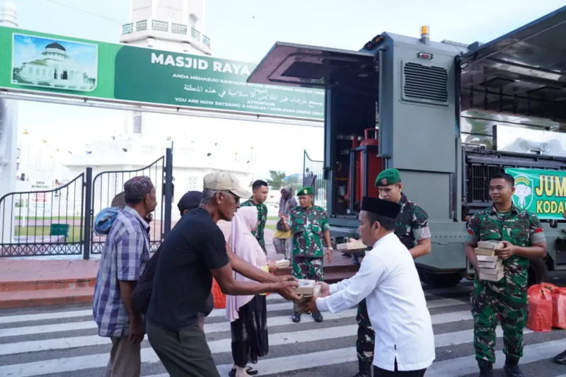 Prajurit Kodam Iskandar Muda membagikan paket sarapan gratis kepada masyarakat Banda Aceh di depan Masjid Raya Baiturrahman. (Foto;Dok/Kodam IM)