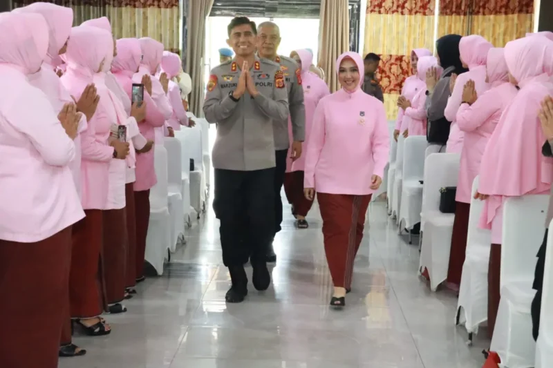 Kapolda Aceh Irjen Pol. Marzuki Ali Basyah bersama Ketua Bhayangkari Daerah Aceh Ny. Ira Marzuki saat menghadiri puncak perayaan HUT ke-75 HKGB di Gedung Presisi Polda Aceh. (Foto:Dok/Humas Polda Aceh)