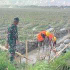 Prajurit Kodim 0103/Aceh Utara bersama masyarakat melaksanakan pembangunan saluran irigasi dalam program Karya Bakti TNI di Aceh Utara. (Foto:Dok)