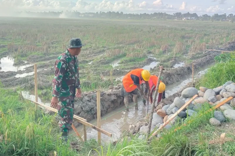 Prajurit Kodim 0103/Aceh Utara bersama masyarakat melaksanakan pembangunan saluran irigasi dalam program Karya Bakti TNI di Aceh Utara. (Foto:Dok)