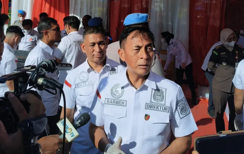 Dirresnarkoba Polda Aceh Kombes Pol Shobarmen memberikan keterangan pers saat kegiatan pemusnahan 80,5 kilogram sabu dan 1,3 ton ganja di Mapolda Aceh. (Foto:Dok/Polda Aceh).