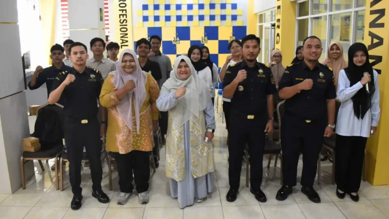 Foto bersama Bea Cukai Aceh dan mahasiswa Universitas Syiah Kuala usai kegiatan. (Foto:Dok)