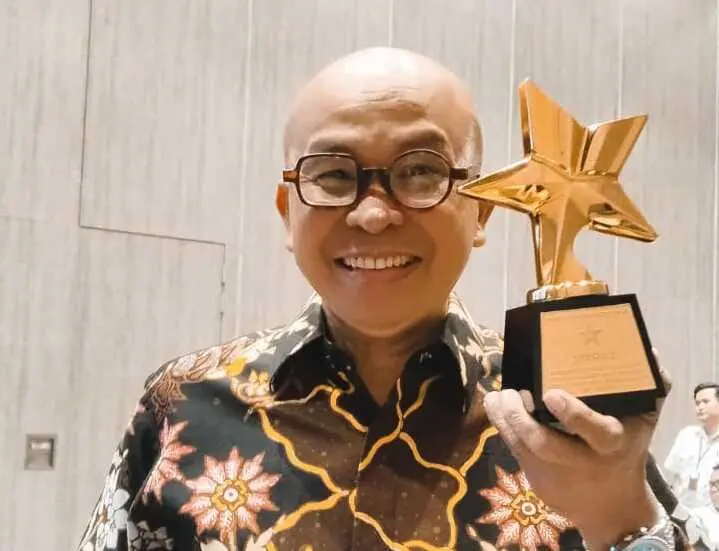 Majelis Kehormatan PP IWO Maman Suherman menerima penghargaan Nugra Jasa Dharma Pustaloka dari Perpustakaan Nasional RI. (Foto:Dok/IWO)