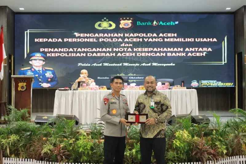 Penyerahan cendera mata antara Kapolda Aceh dan Direktur Bank Aceh sebagai simbol sinergi berkelanjutan. (Foto:Dok/Polda Aceh)