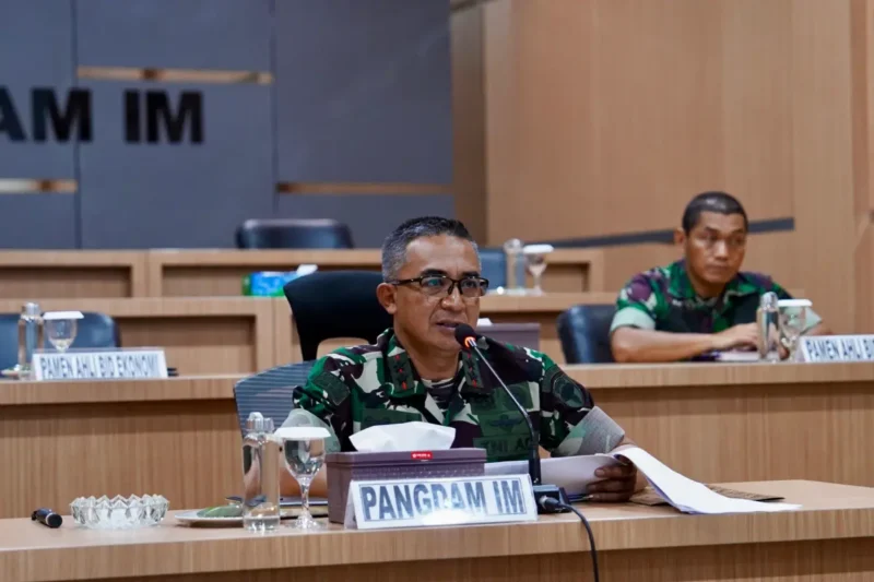 Pangdam Iskandar Muda Mayjen TNI Joko Hadi Susilo memimpin rapat kerja sama Kodam IM dan PT Agrinas di Ruang Puskodalops Banda Aceh. (Foto:Dok)