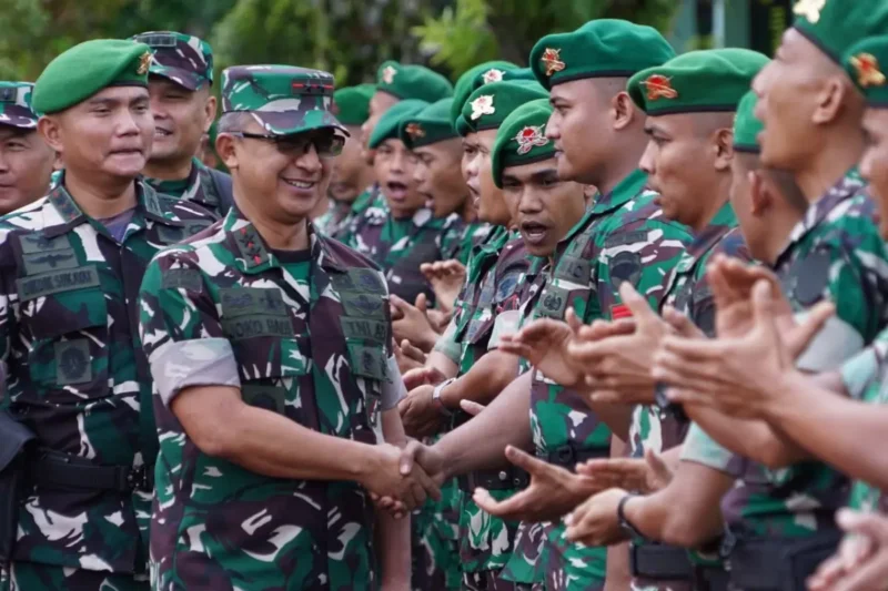 Pangdam Iskandar Muda Mayjen TNI Joko Hadi Susilo memberikan pengarahan kepada prajurit Yonif 117/KSatria Yudha di Jantho, Aceh Besar. (Foto:Dok/IM)