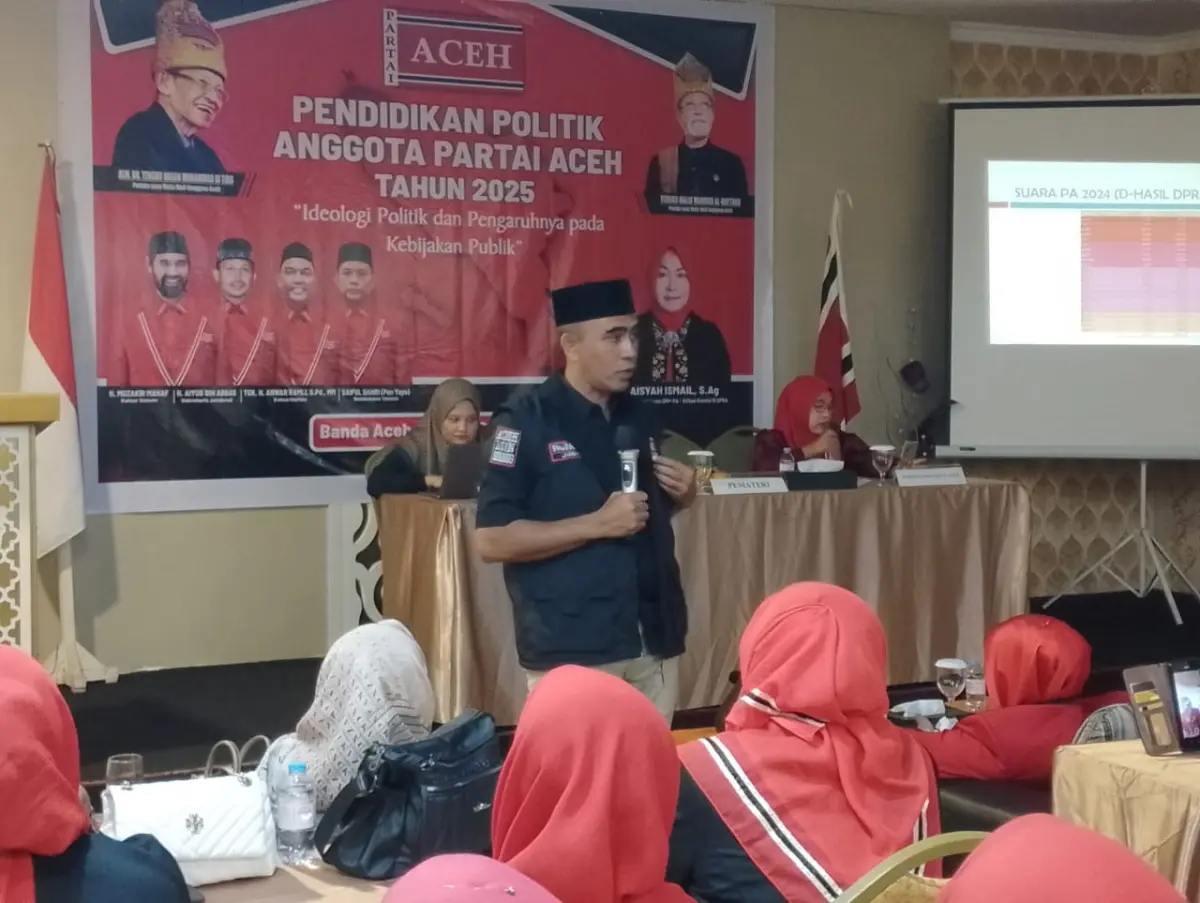 Pemateri Fajran Zain menjelaskan sejarah partai lokal Aceh dalam kegiatan Pendidikan Politik Partai Aceh