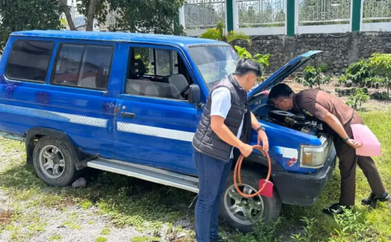 Penyidik Polres Bener Meriah menyerahkan tersangka dan barang bukti kasus penyalahgunaan BBM bersubsidi ke Kejaksaan Negeri Bener Meriah. (Foto:Dok/Polres Bener Meriah)