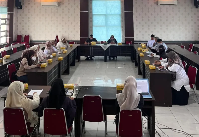 Mahasiswa FH USK menyampaikan materi dalam seminar Swipe Right on Justice di DP3A Banda Aceh. (Foto:Dok/Ist)