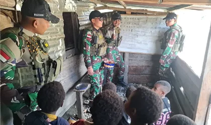 Prajurit Satgas Yonif 112/DJ mengajar anak-anak Papua di Puncak Jaya.