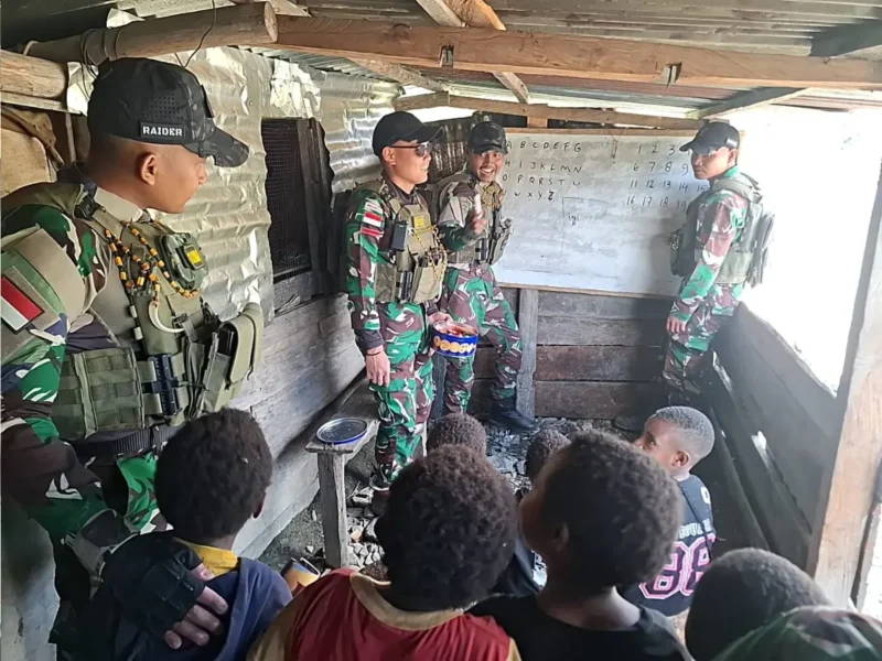 Prajurit Satgas Yonif 112/DJ mengajar anak-anak Papua di Puncak Jaya. (Foto:Dok/Kodam.IM)