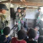 Prajurit Satgas Yonif 112/DJ mengajar anak-anak Papua di Puncak Jaya. (Foto:Dok/Kodam.IM)