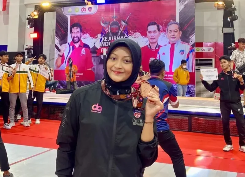 Mahasiswa Unmuha Qayla Shabira Yolanda meraih medali di ajang Indonesia Open Fencing Championships 2025. (Foto:Dok/Ist)