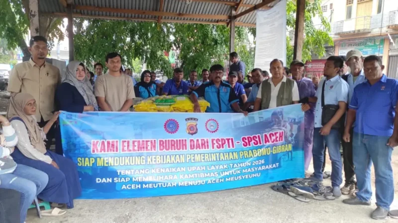 Serikat buruh FSPTI dan SPSI Aceh menerima bantuan beras di Posko Gampong Sukadamai. (Foto:Dok/Ist).