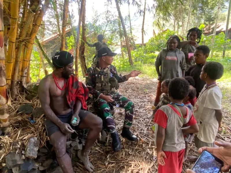 Prajurit Satgas Yonif 112/DJ bersama warga membersihkan lingkungan di Puncak Jaya. (Foto:Dok/Kodam IM)