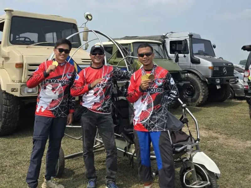 Tim Paramotor Aceh berfoto bersama usai dinobatkan sebagai Juara Umum Kejurnas Paramotor 2025. (Foto:Dok/Tim)