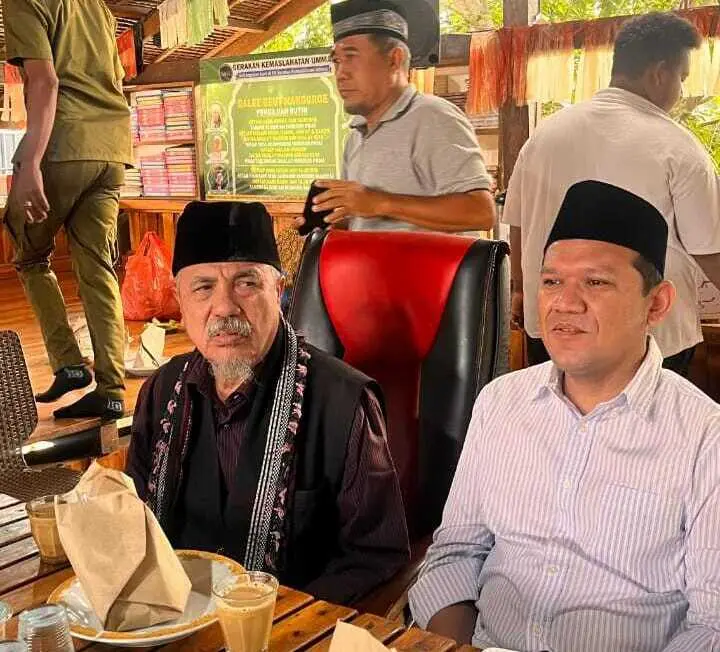 Wagub Aceh Fadhlullah bersilaturahmi dengan tokoh agama di Warkop Naggroe Banda Aceh. (Foto:Dok)