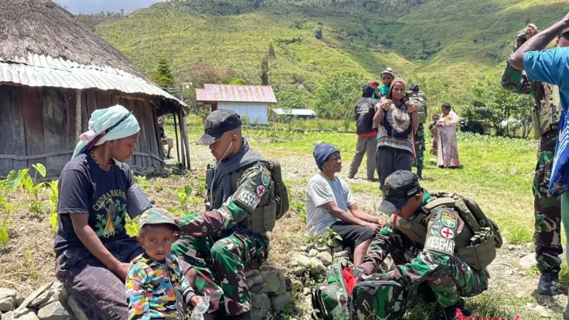 Warga Kampung Luweniri menerima pakaian dan pengobatan gratis dari TNI. (Foto:Dok/Kodam.IM)