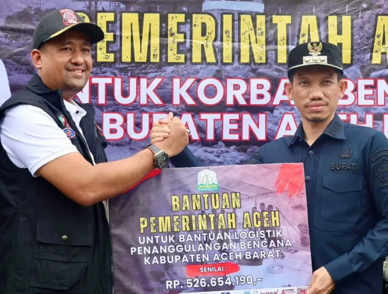 Sekretaris Dinas Sosial Aceh, Chaidir, menyerahkan bantuan masa panik kepada Bupati Aceh Barat, H. Tarmizi. (Foto:Dok/Dinsos)