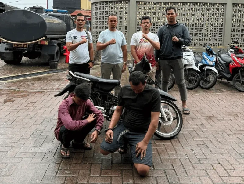 Dua pelaku pencurian motor diamankan bersama barang bukti Honda Supra Fit. (Foto:Dok/Polresta)