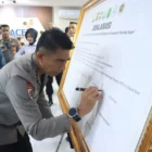 Kapolda Aceh Menandatangani deklarasi Green Policing tolak tambang ilegal di Aceh. (Foto:Dok/Humas Polda)