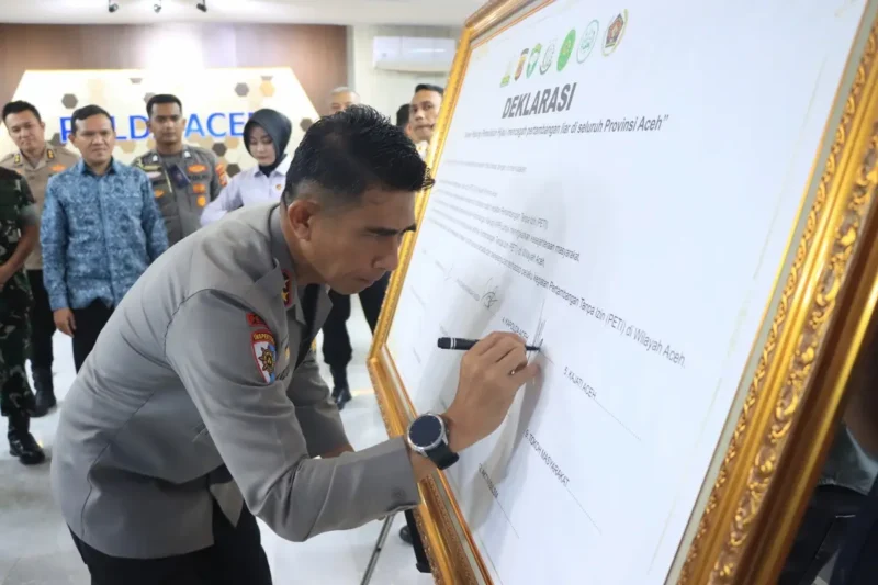 Kapolda Aceh Menandatangani deklarasi Green Policing tolak tambang ilegal di Aceh. (Foto:Dok/Humas Polda)