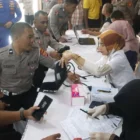 Personel Polda Aceh mengikuti kegiatan donor darah memperingati Hari Jadi ke-74 Humas Polri di Aula Presisi, Banda Aceh. (Foto:Dok/Ist)