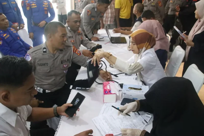 Personel Polda Aceh mengikuti kegiatan donor darah memperingati Hari Jadi ke-74 Humas Polri di Aula Presisi, Banda Aceh. (Foto:Dok/Ist)