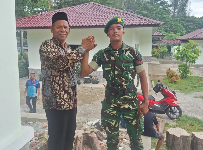 Keuchik Lamsidaya Muhammaddin memberi motivasi kepada pemuda desanya di Rindam Iskandar Muda. (Foto:Dok)