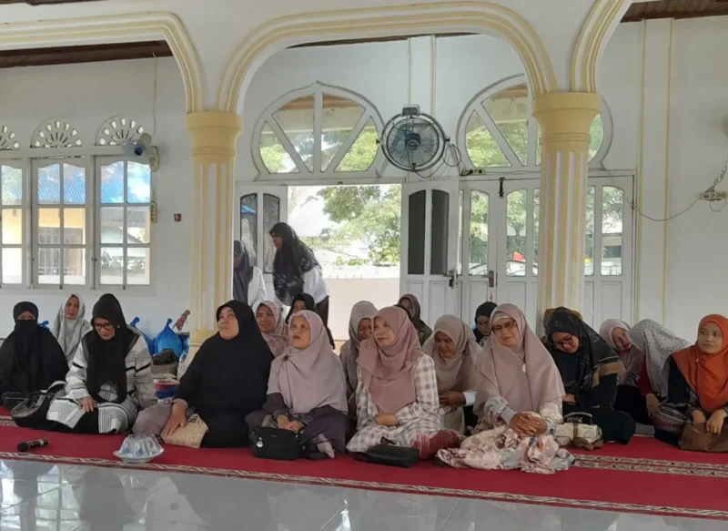 Ibu-ibu Dharma Wanita Dinas Pertanian Kota Sabang mengikuti pengajian dengan khidmat. (Foto:Dok)