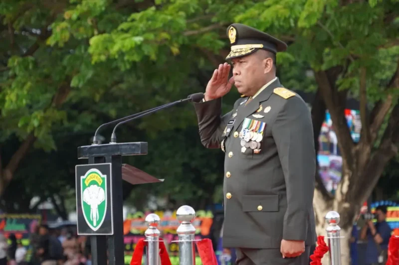 Kasdam IM Brigjen TNI Yudha Fitri memimpin upacara HUT ke-80 TNI di Lapangan Blang Padang, Banda Aceh. (Foto:Dok/Kodam.IM)