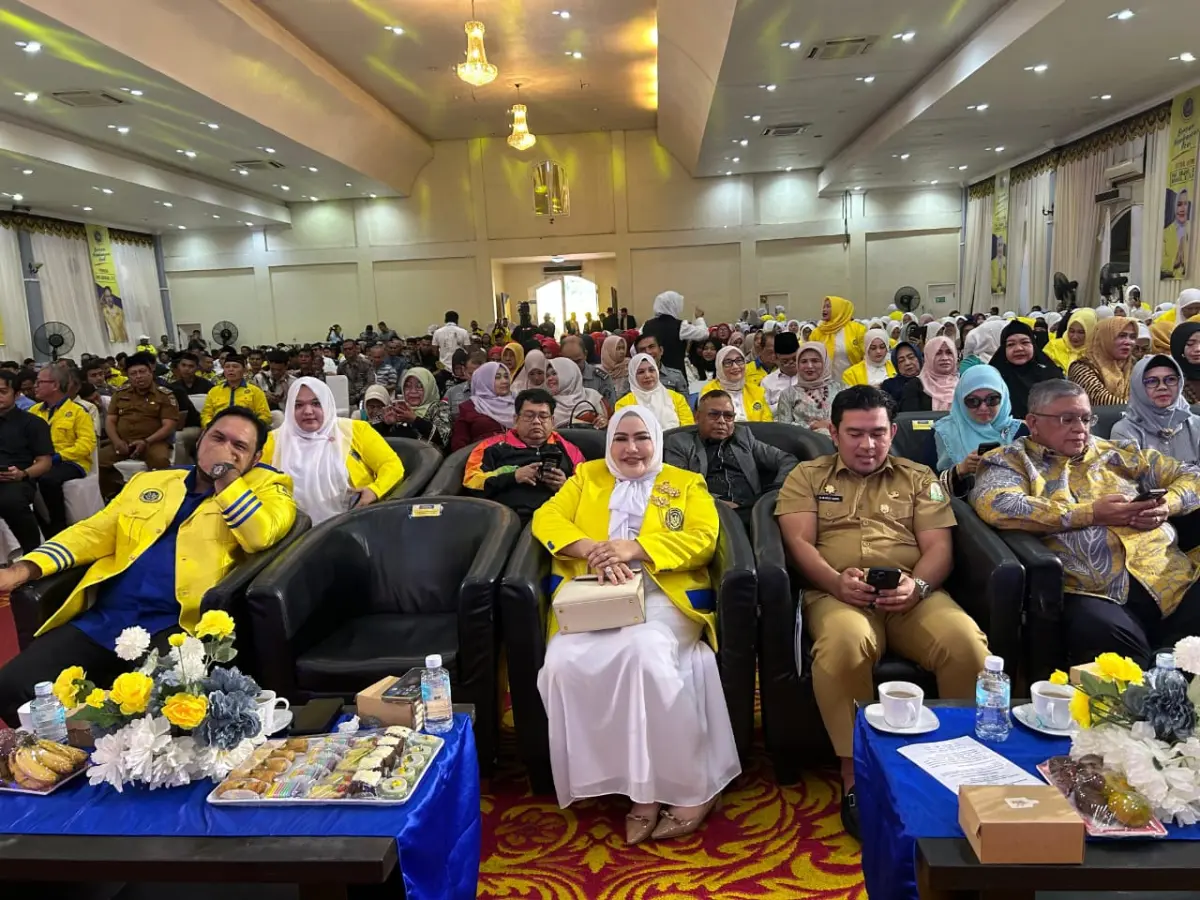 Ketua Umum Partai Perjuangan Aceh Prof. Adjunct Dr. Marniati bersama Forkopimda dan tamu kehormatan dalam deklarasi PPA di Banda Aceh.