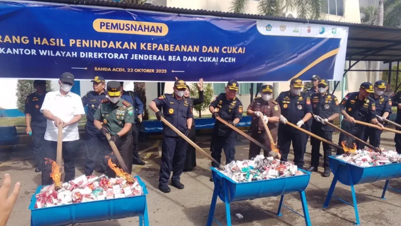 Bea Cukai Aceh melaksanakan pemusnahan barang sitaan penyelundupan dan rokok ilegal di Banda Aceh. (Foto:Dok/Ist)