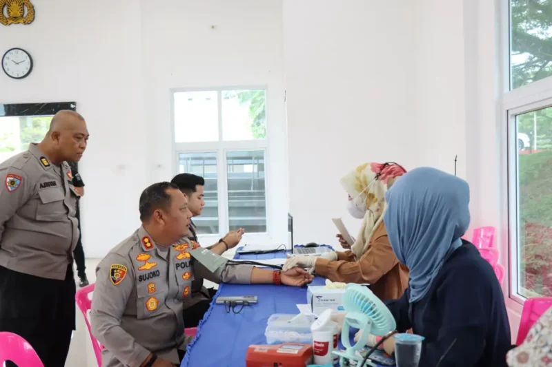 Personel Polres Aceh Besar melakukan donor darah dalam rangka HUT ke-74 Humas Polri di Aula Satya Haprabu. (Foto:Dok/Polres Aceh Besar)