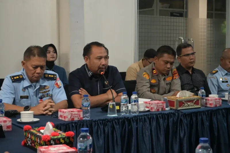 Perwakilan ekspedisi kargo dan aparat keamanan membahas pencegahan penyelundupan narkoba di Bandara SIM. (Foto:Dok/SIM)